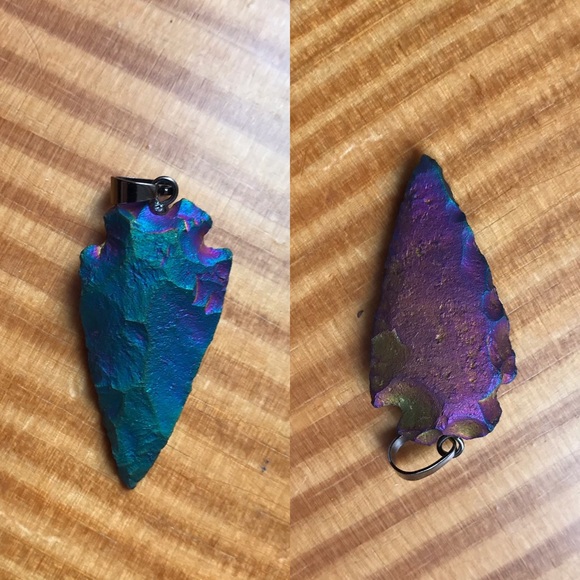 Iridescent arrowhead charm - Picture 2 of 5